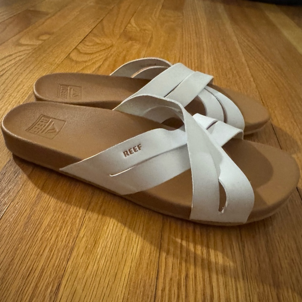 EUC REEF Womens Cushion Spring Bloom sandals, white, size 8